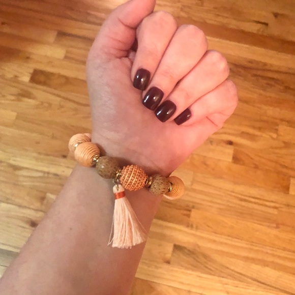 Beautiful beaded peach neutral bracelet with tassel - Picture 4 of 4